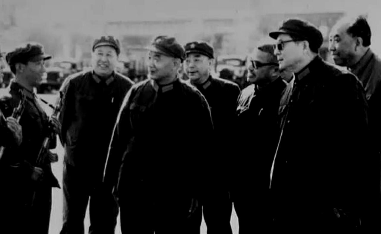 上世纪80年代，南京军区司令向守志上将来到大别山某干休所视察，有老干部反映：“首