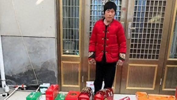老太曾被嘲笑闺女多，如今3个女婿上门争着送礼，闺女还送大金镯