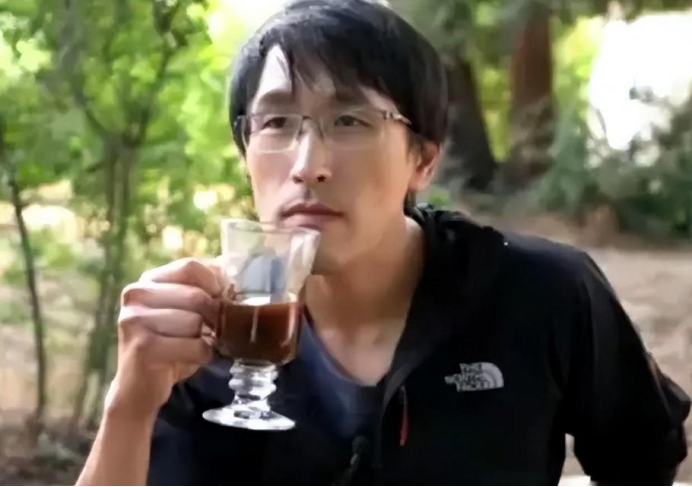 当31岁的陈勤纵身一跃,从脸书公司顶楼坠下时,他的血泊中倒映出硅谷的残酷。这个来