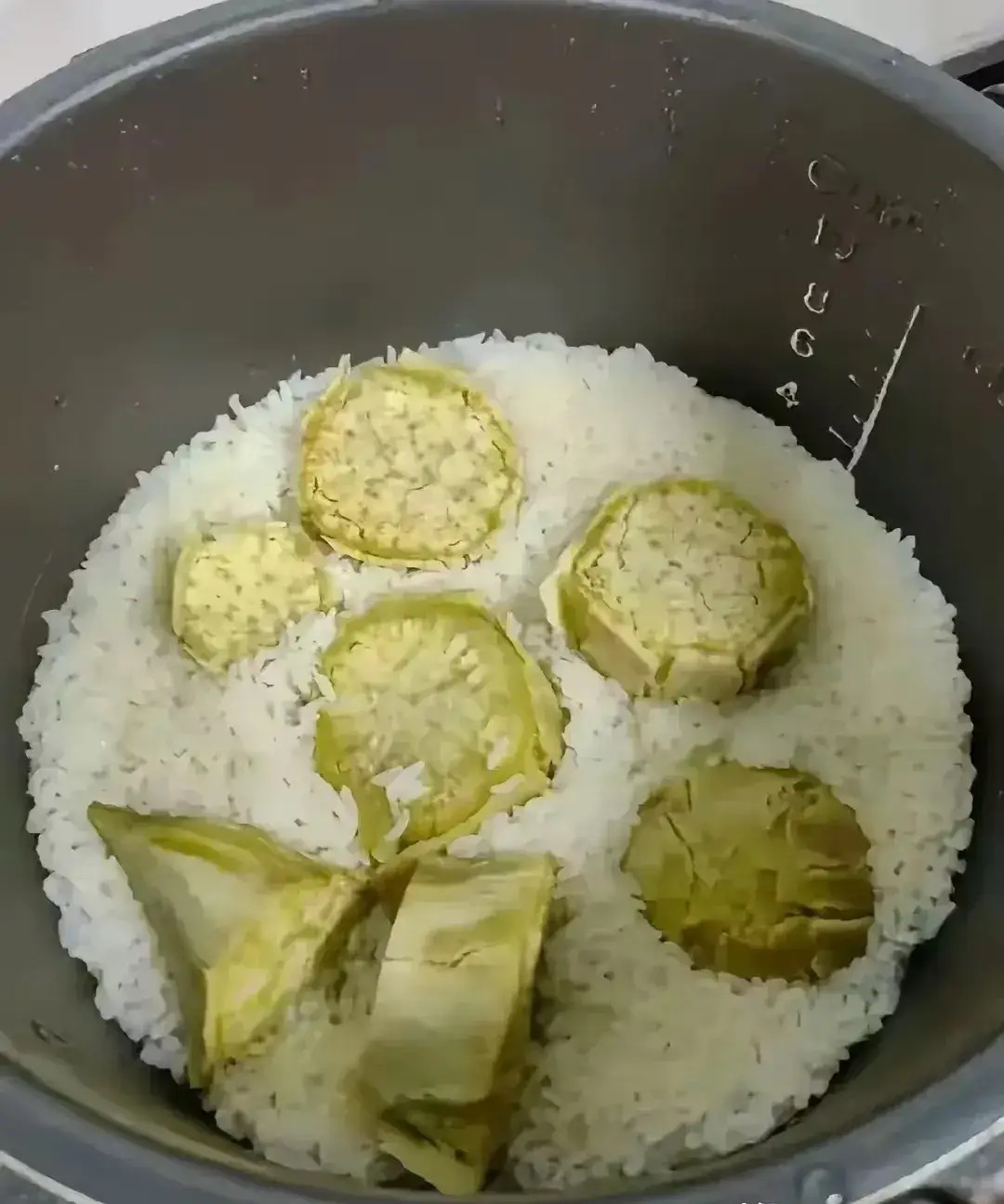 我真是给我婆婆气死了，婆婆喜欢吃红薯，每次做饭的时候，她又放几个红薯下去，跟他讲