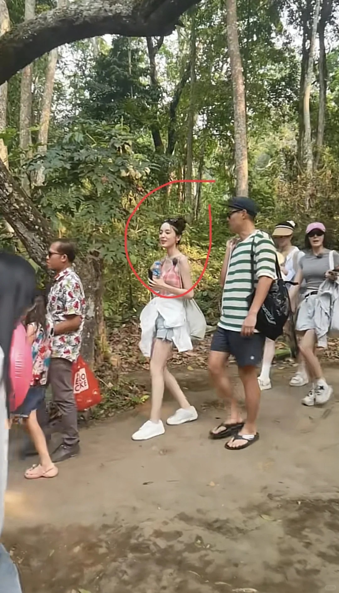 🆘不是……女明星现实中都这么瘦的吗❓
真的太瘦啦，一点肉都没有
皮肤居然还这么