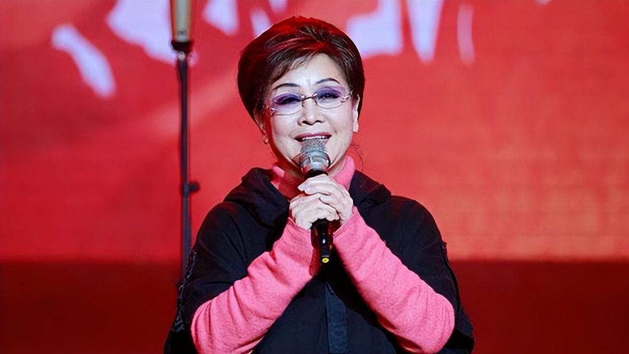 79岁李谷一缺席2025年春晚知情人曝原因：身体未康复，近照曝光