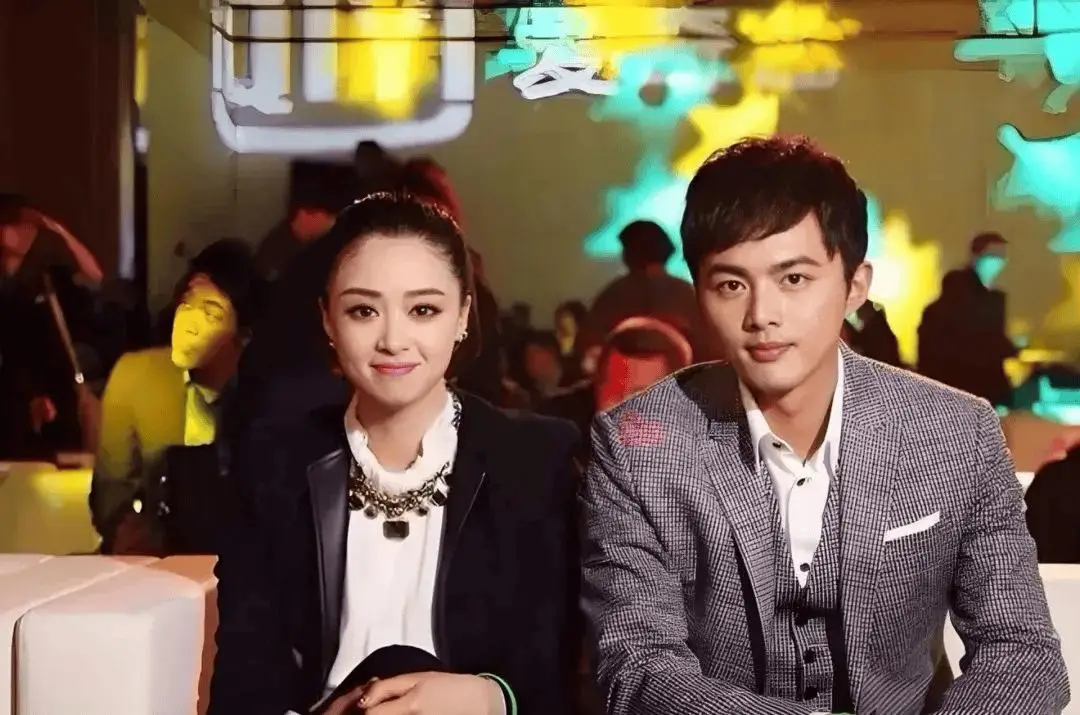一次，蒋欣和几个选角副导演吃饭，他们一起看女演员的照片，其中一个副导演拿着一张照