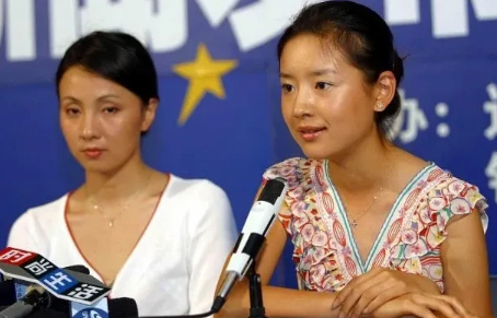 那个靠脸蛋 “杀出重围” 的时代是不是已经过去了呢？看看董洁早期宣传活动的照片吧