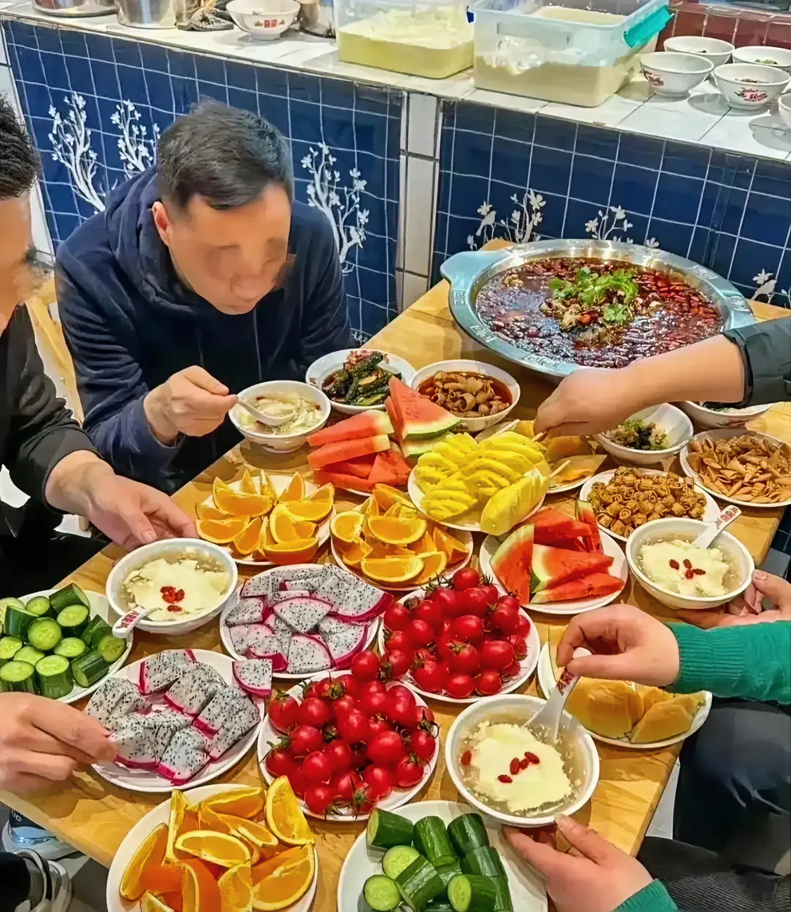 中国对韩国人入境免签证第一天，大批韩国人涌入各地自助餐馆，泡菜竟然无人问津，水果