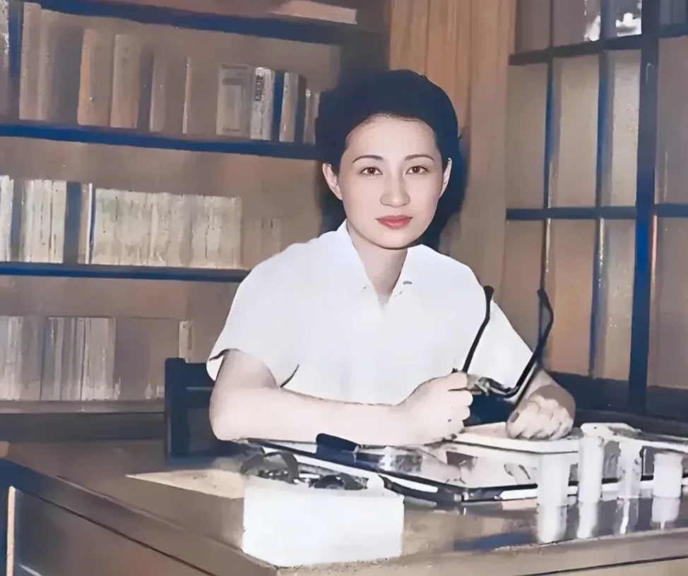 这才是赵四小姐的真容，并非演员所饰演的角色！1947年的这张稀有老照片，清晰展现