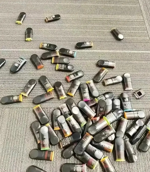 打扫卫生从儿子房间拿出来的，他说是同学的U盘。