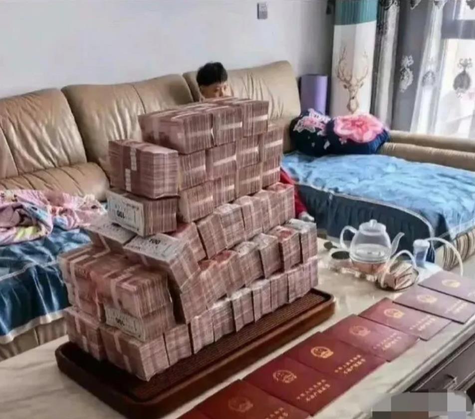 沙发后面的小孩是不是不用努力了
