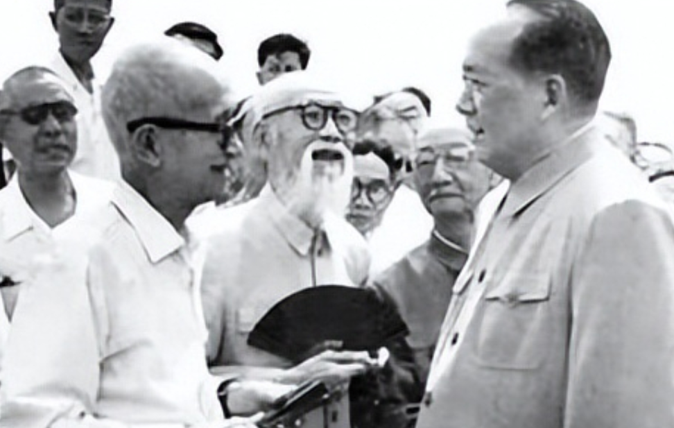1964年，毛主席突然问道溥仪的工资，当他听到只有180元，顿时脸色大变直言：薪