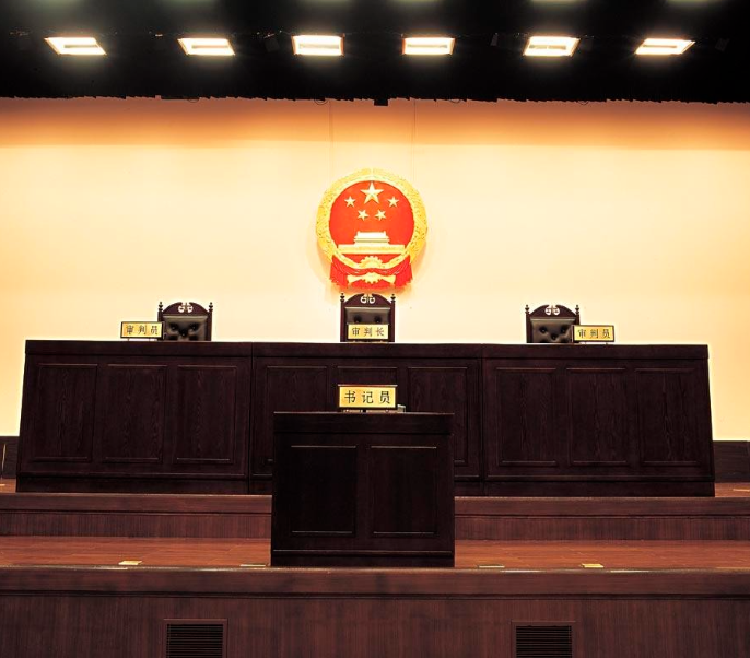 河北，某村民在厨房一直使用的是柴火灶，而随着天然气推行，又在厨房接通了燃气设施。