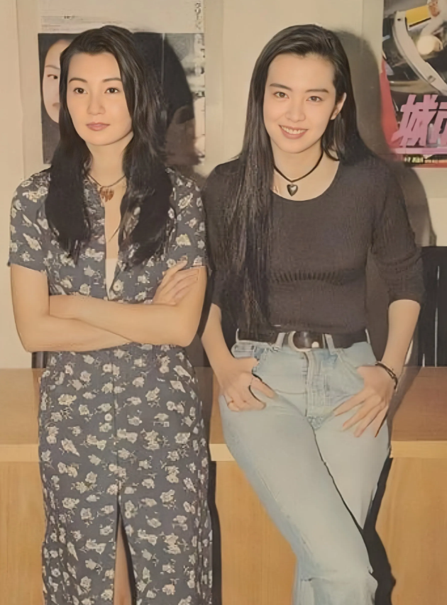 看张曼玉和王祖贤早期的穿的服装，真的是非常普通，尤其是张曼玉这套黑白碎花图案的夏