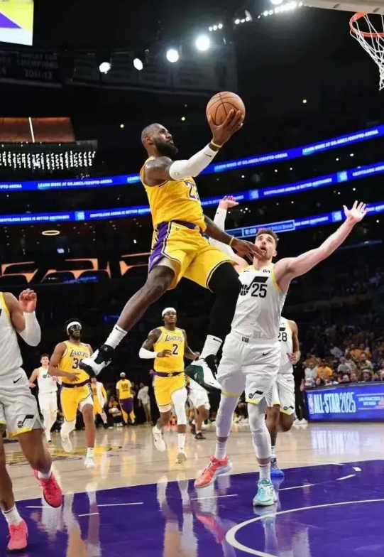 NBA现役绝对不会被交易的5名球员都有谁？
1：詹姆斯，交易可能性0%。
联盟的