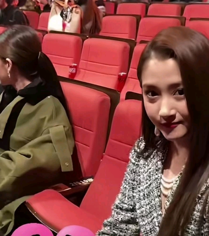 微博之夜,现场播报,大家看,关晓彤原装脸真的好漂亮!所以如果没有缺陷,千万不要轻