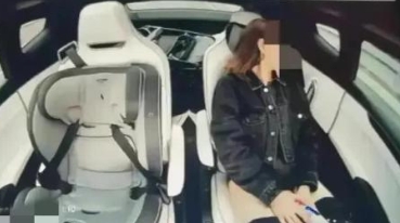 某汽车泄密事件，高颜值女主在车内自我享受，私密照片被智能摄像记录并上传数据后台遭