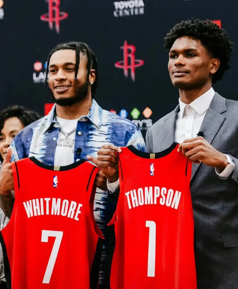 火箭“白魔”今天开心了！今日火箭主场120-118灰熊，比赛末尾当阿门汤普森罚球