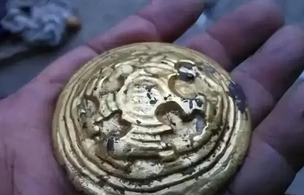 陕西西安，农民工参与修路期间，在施工现场挖出一枚金饼，不动声色揣进兜里，带回家中