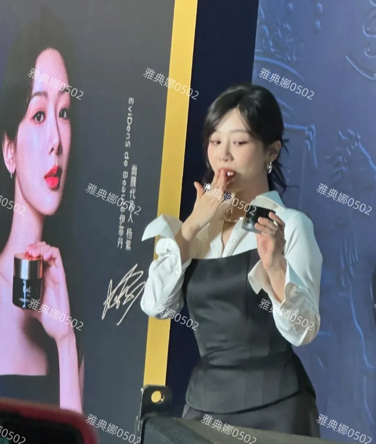 杨紫顶着一张西门大妈般的脸扮可爱真是太违和了，表情做作又油腻!