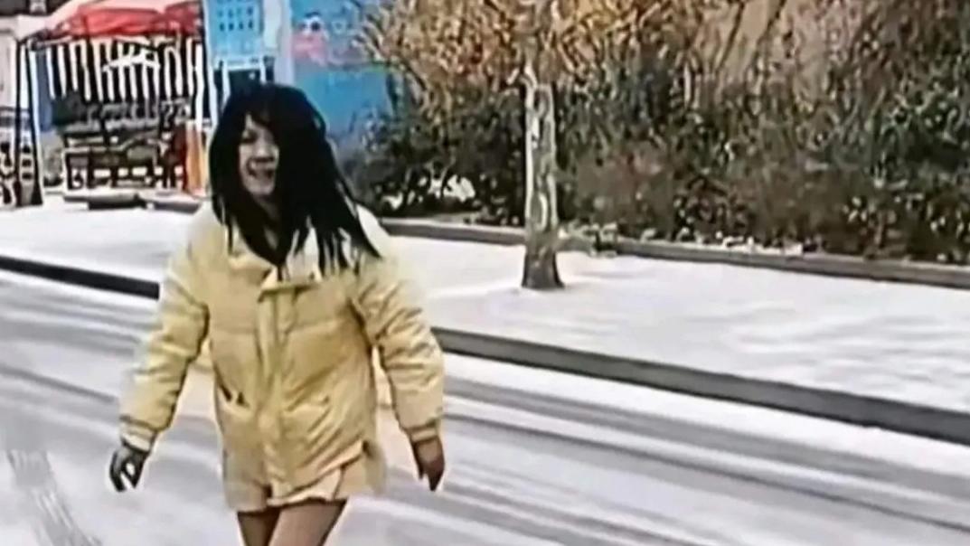 远嫁女子得知父亲去世，丈夫却不带她回去，她只好在大雪里地，向娘家方向不停跪拜