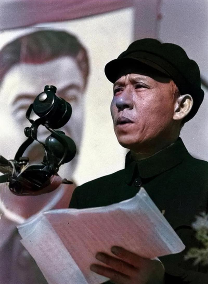 1949年11月23日。刘少奇同志身着黑色中山装，在北京各界人民庆祝亚洲澳洲工会