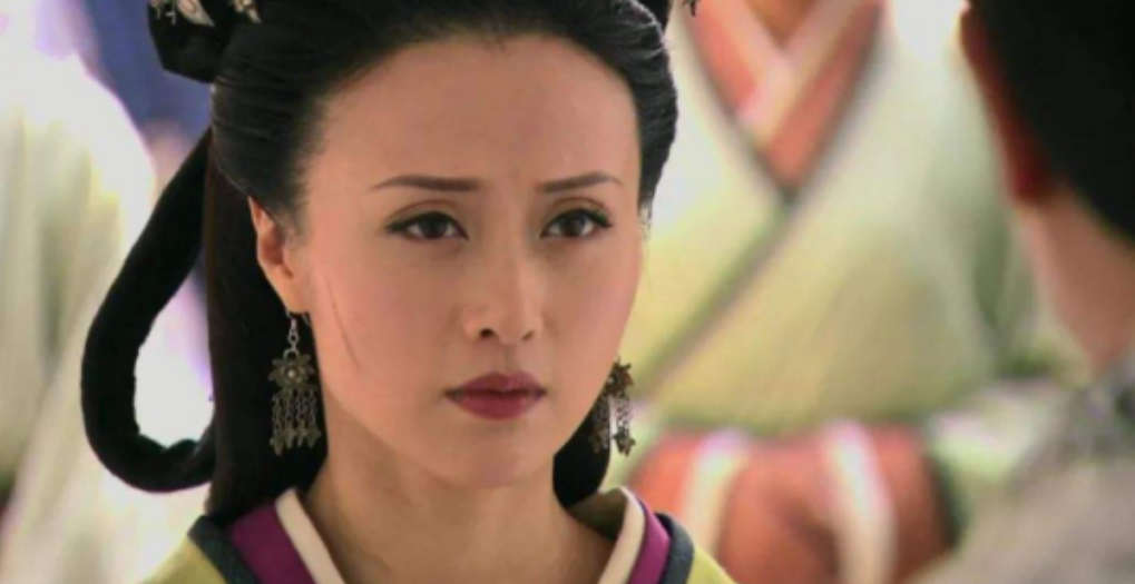 一日，刘邦与戚夫人亲昵被周昌撞见，周昌惊慌逃走，刘邦却追上前并骑到了他脖子上，问