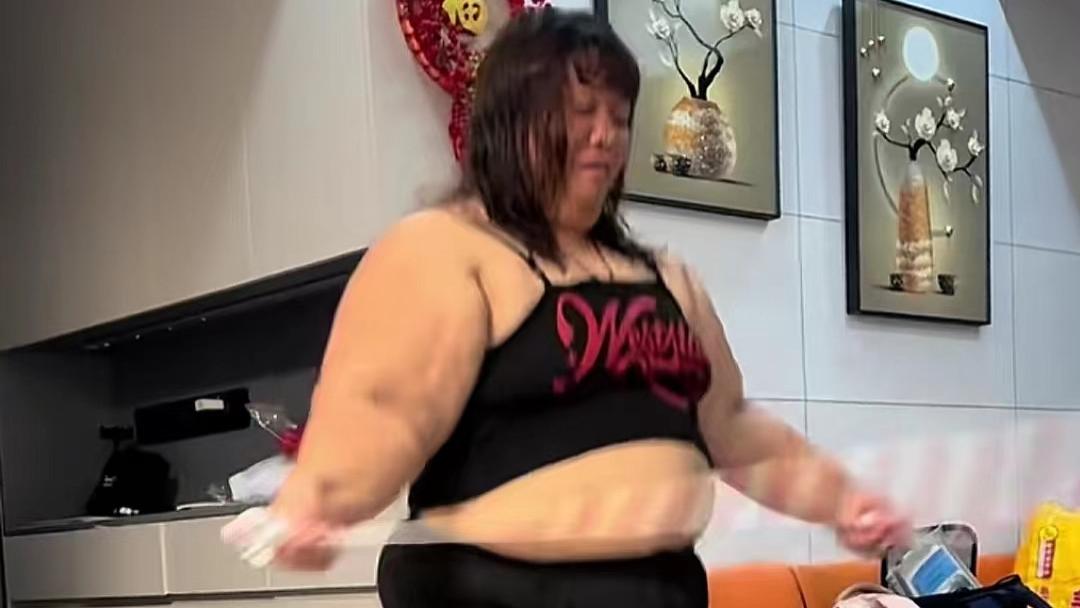 广东女子在家里减肥，丈夫看不过去，嘲讽：没用，还是像头“猪”