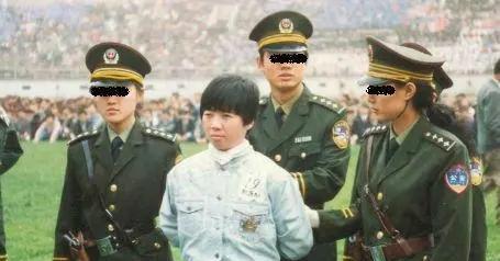 1967年，原本是山东青岛国企女主管的贺聪英，因为给男子酒里下药，事后以“流氓罪