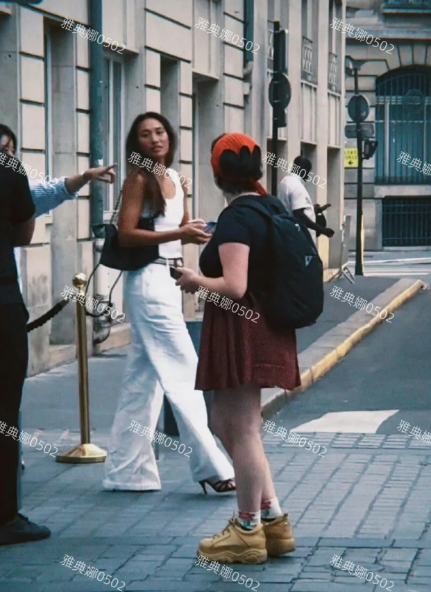 赛场下的郑钦文好时尚好有范儿啊，身高1米78的她，小麦色肌肤高级脸，身材气质不输