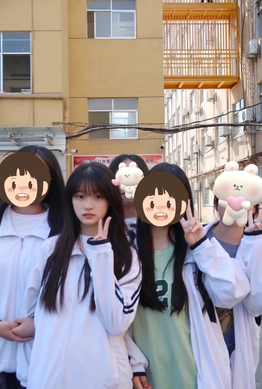 啊啊啊啊高中好纯
昨天给大学室友看我的高中照片 他们都一致觉得这张封神 他们说这