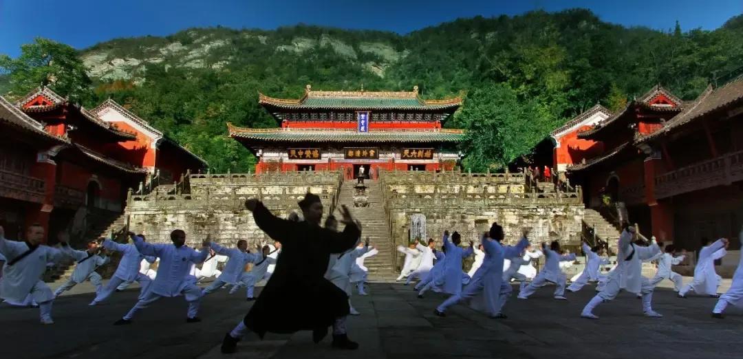 南岩到天柱峰金顶一段。根据真武神得道飞升受玉帝册封，坐镇天下，号令群真的神话故事