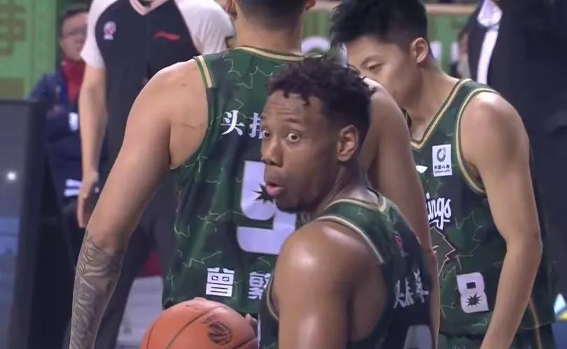 #cba# 射手不会投篮了嘛，这投篮太离谱。
在昨天同曦输给深圳男篮比赛中，同曦
