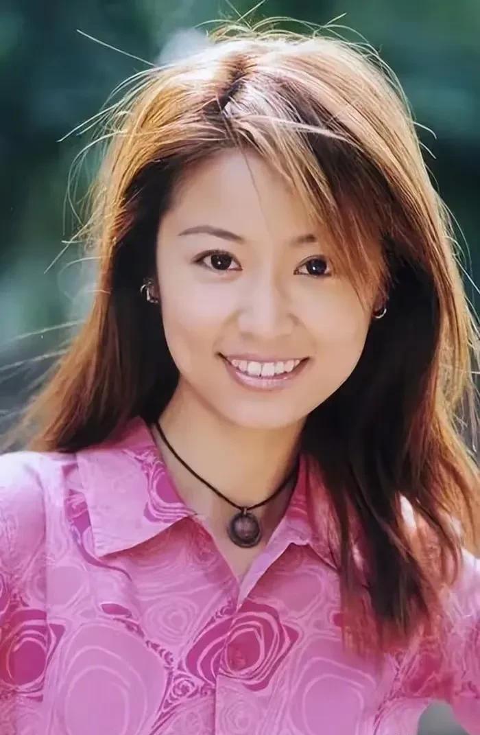 主持人询问林心如：“出演了《还珠格格》，你最大的收获是什么？或许是名利双收吧？”