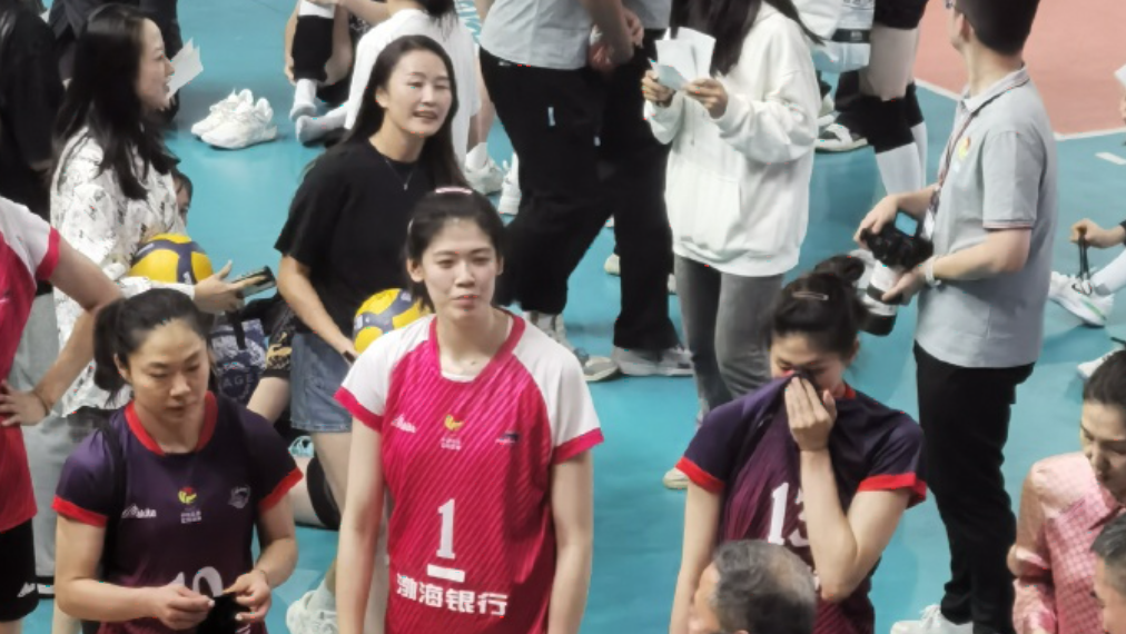 天津女排逆转福建，结束三连败，李盈莹25分赛后被合影
11月9日，女排超级联赛常