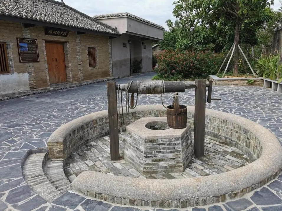 古代虽然没有现代的自来水系统和科技，但古人依靠智慧解决了大城市用水的问题。选址时
