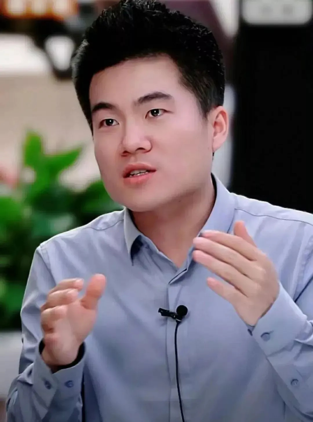 董宇辉真的太敢说了！他在直播中说：“像霸道总裁爱上我系列的小说，真的毁了一代人的