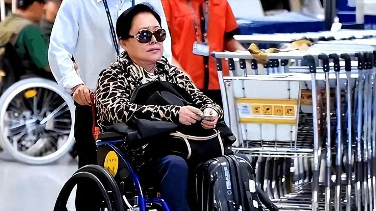 74岁斯琴高娃近况：瑞士老公已去世，她垂垂老矣，回到国内生活