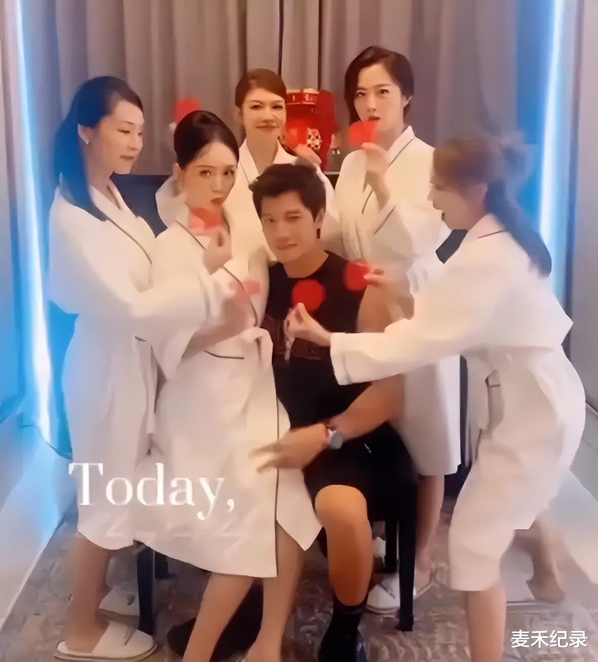 陈乔恩婚礼现场：伴娘团很热闹，白色鲜花温馨雅致，细节透露浪漫（陈乔恩和谁在一块了）-第3张图片-九妖电影