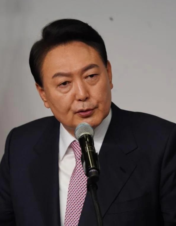 拜登这个糟老头子坏得很，一看戒严令失效，赶忙出来撇清关系，尹锡悦下场真的很麻烦。
