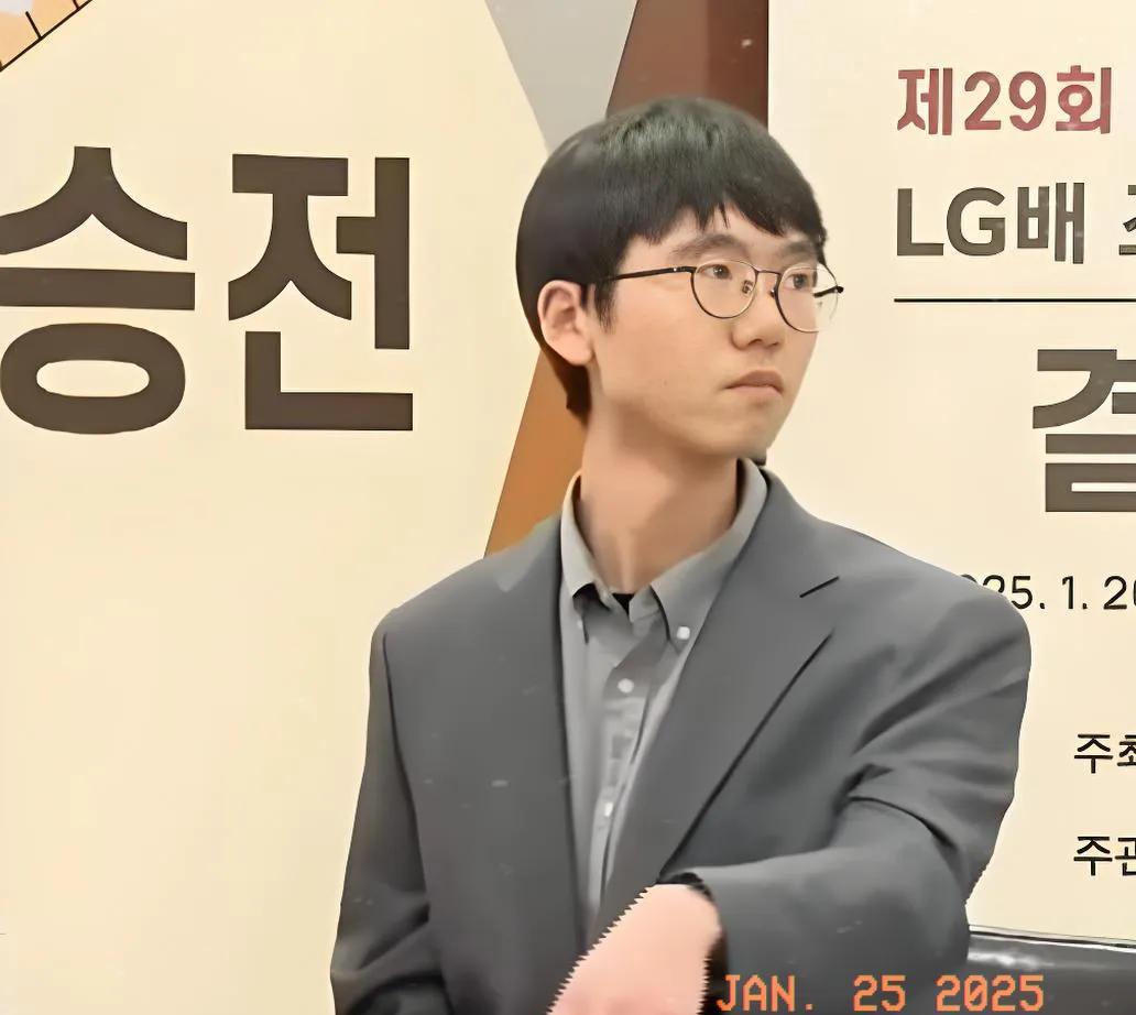 围棋比赛中韩国首次出现0胜1负的冠军，九段棋手柳时熏全程直播讲解，结果让人无奈。