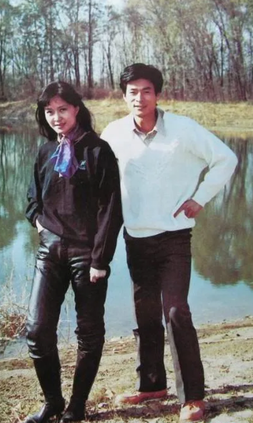 方舒与陈国星，曾经是影视圈的俊男靓女，才子佳人。一位演员，一位导演，看起来，是那