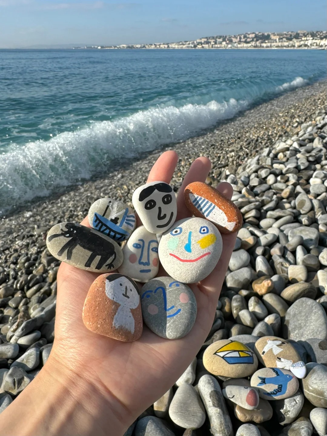 🔹在尼斯的海边画画石头
早上坐在石头上看海
阳光下的蔚蓝地中海☀️
还好带了一