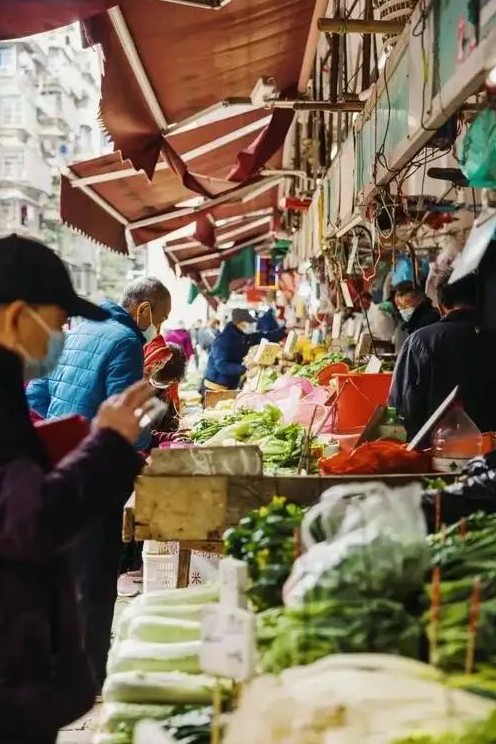 现在的年轻人为什么不到菜市场买菜？这其实揭示了一个深刻的社会现象。随着生活节奏的
