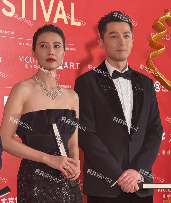 明星年纪过了四十都扛不住生图，高圆圆胡歌也不例外！
高圆圆皮肤松弛油腻皱纹法令纹