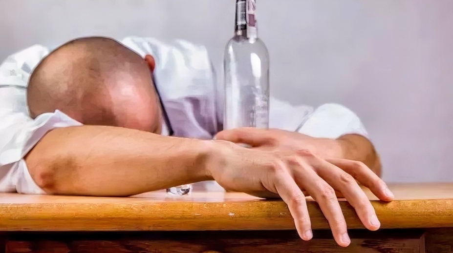 广西梧州，男子再婚并又育有一个孩子后，因长期去帮前妻接送、照顾与前妻所育的儿子，