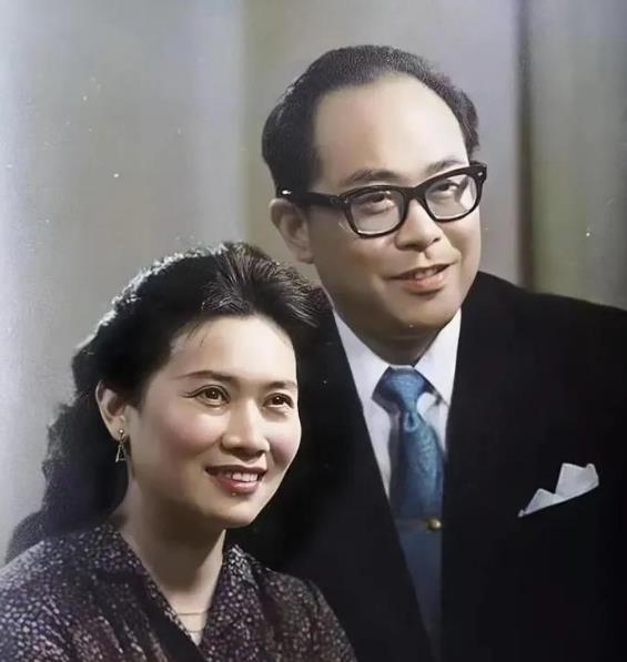 朱逢博被誉为“东方夜莺”，以动人歌声在乐坛留下璀璨印记。她演艺生涯成就非凡，深受