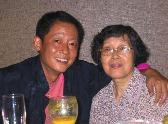 王志文成名后，带母亲去豪华餐厅吃饭，点菜时，母亲问服务员：“大闸蟹多少钱一只？”