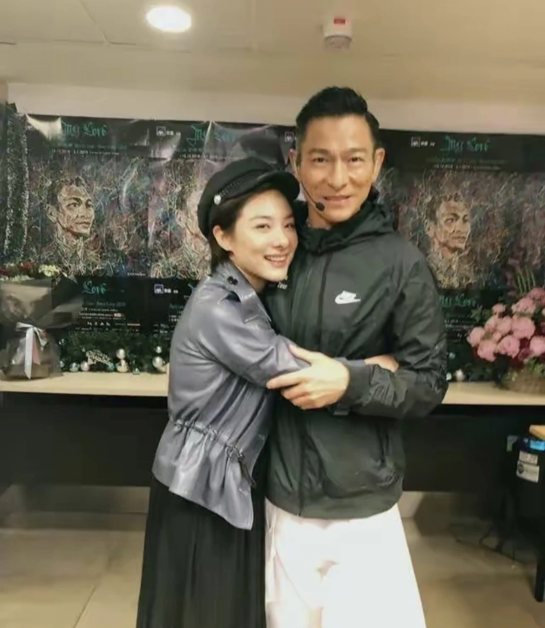 和刘德华搂在一起的戴帽子的女生是谁？是演员还是影迷？这样显得好尴尬，和喜欢的人合