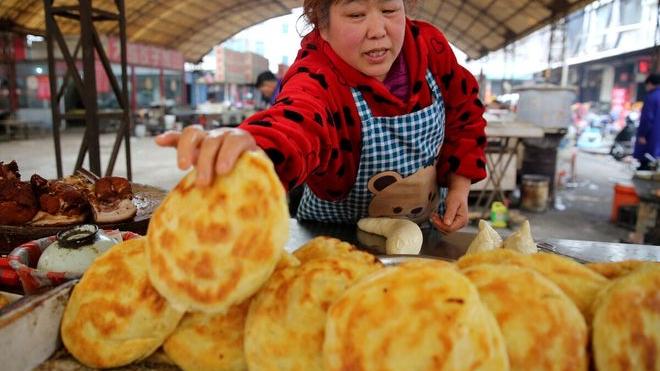 95年我摆摊卖饼被女友嫌弃，女顾客笑着对我说：她不要你，我要！
