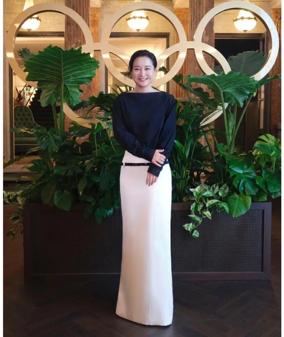 贾玲在巴黎活动中的第三套礼服真是美翻了，一袭白色长裙优雅地拖地而行。
那两根皮带