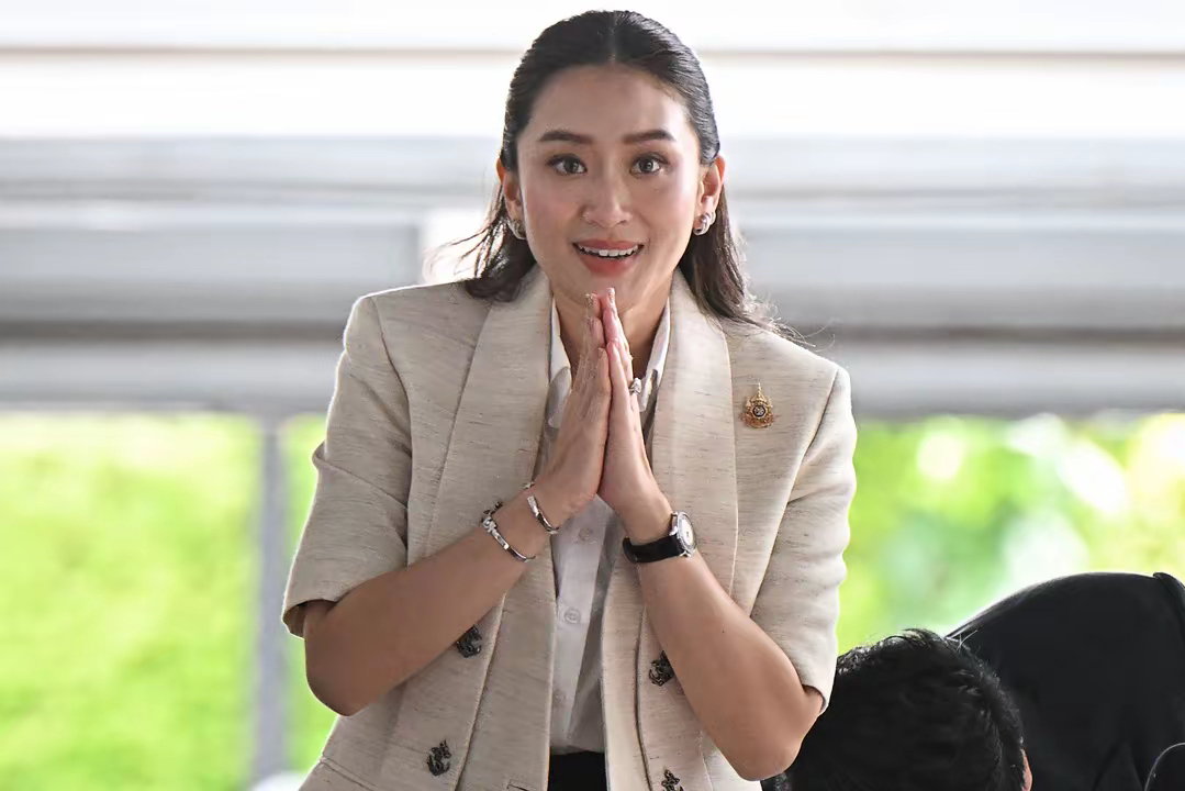 38岁的贝东丹被选为泰国新一任总理，其父亲他信本该在8月31日结束的牢狱生活也被