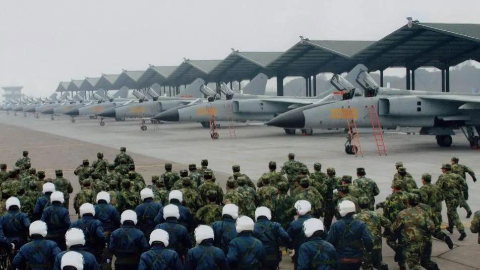 空战一触即发，美国飞行员储备8万，中国的飞行员储备能否应战